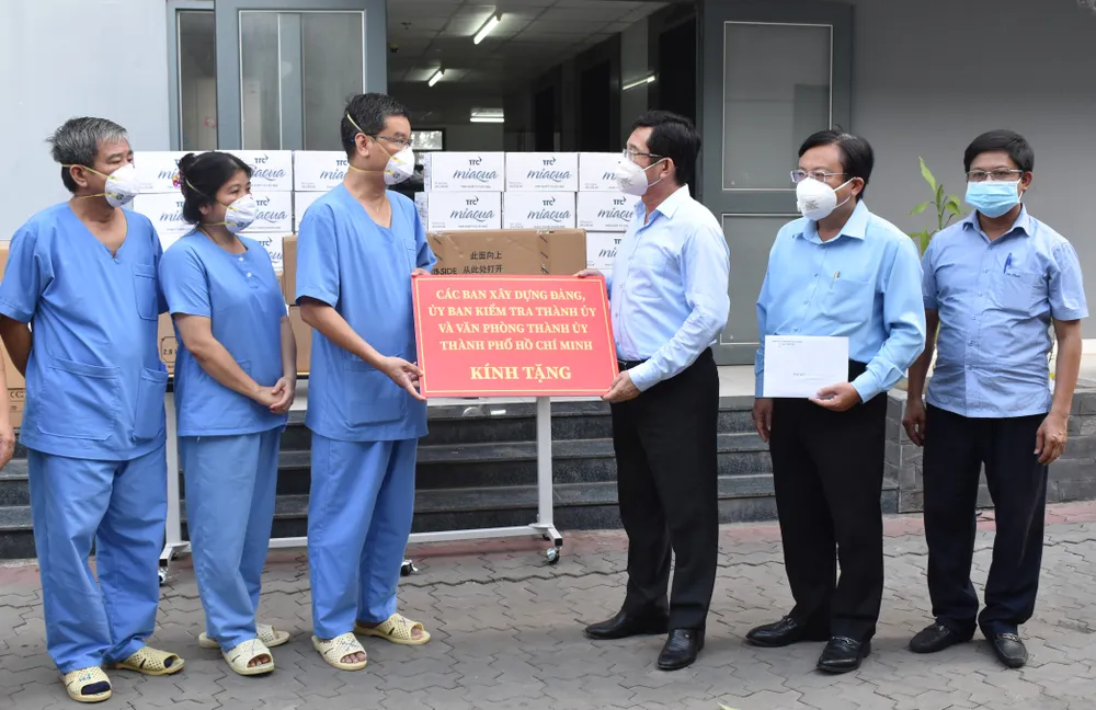 TPHCM trân trọng đóng góp của đội ngũ y, bác sĩ tuyến đầu chống dịch Covid-19 ảnh 3