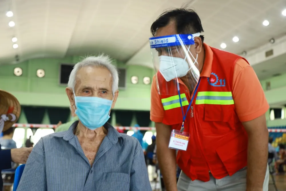 Quận 11, TPHCM: gần 95% người dân trên 18 tuổi được tiêm vaccine ngừa Covid-19 ảnh 1