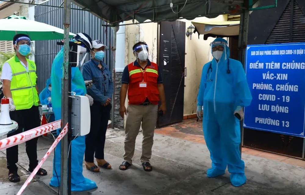Quận 11, TPHCM: gần 95% người dân trên 18 tuổi được tiêm vaccine ngừa Covid-19 ảnh 2