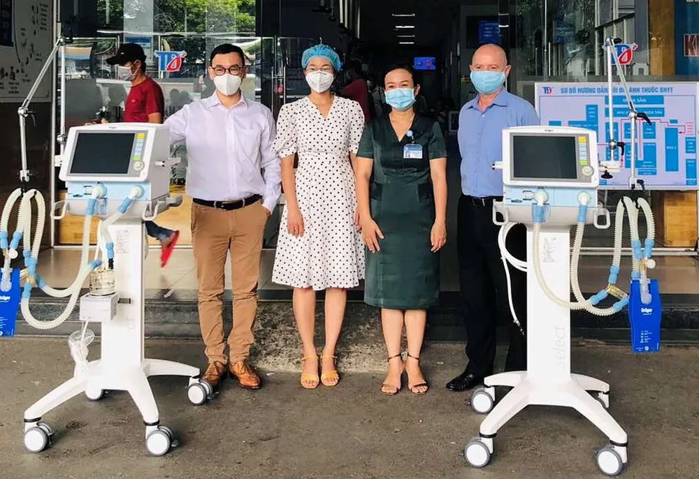 Tặng trang thiết bị phòng, chống dịch Covid-19 trị giá hơn 4 tỷ đồng ảnh 1