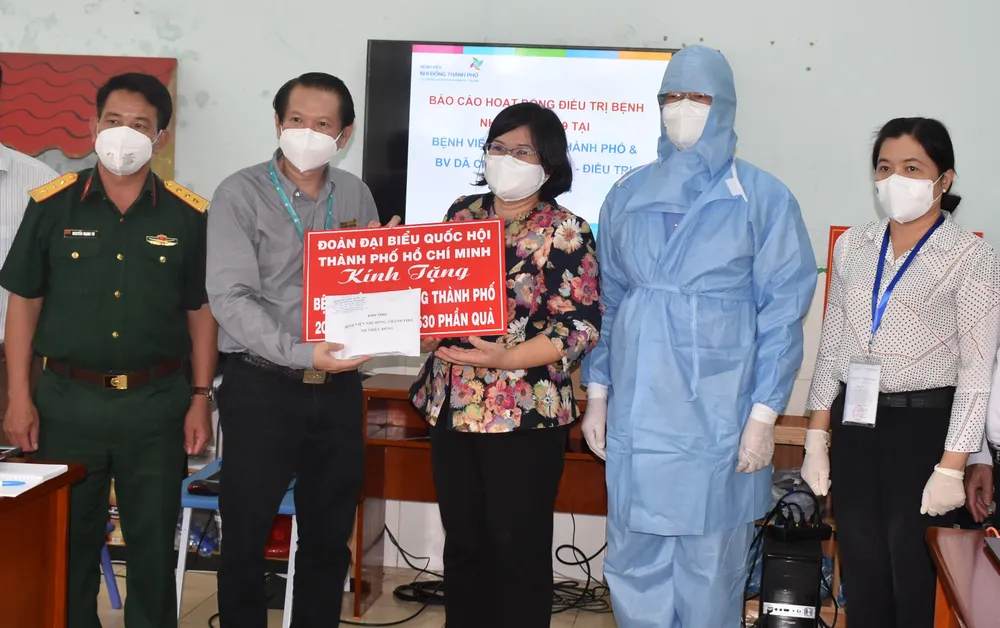 Đoàn đại biểu Quốc hội TPHCM thăm, tặng quà một số bệnh viện điều trị Covid-19 ảnh 1