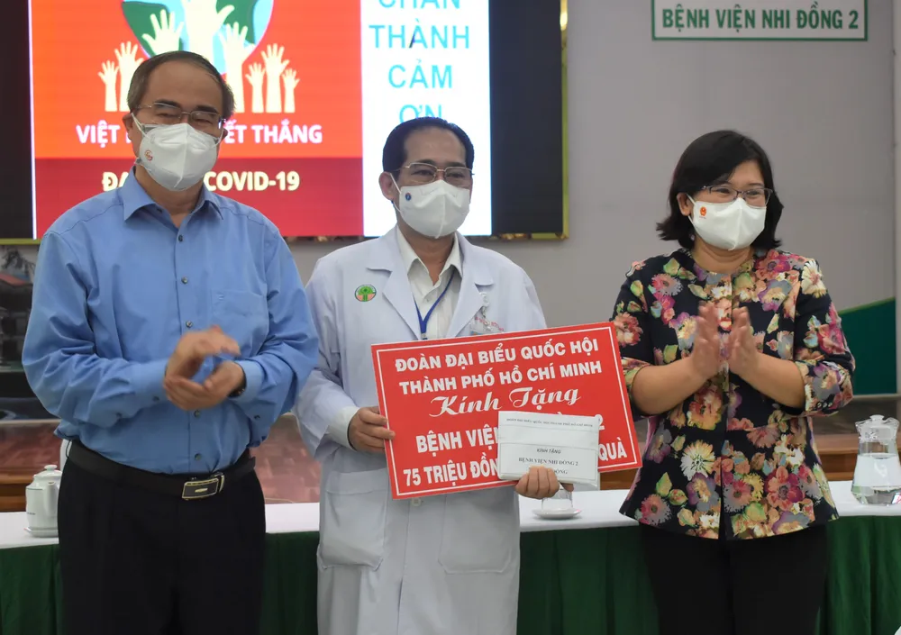 Đoàn đại biểu Quốc hội TPHCM thăm, tặng quà một số bệnh viện điều trị Covid-19 ảnh 3