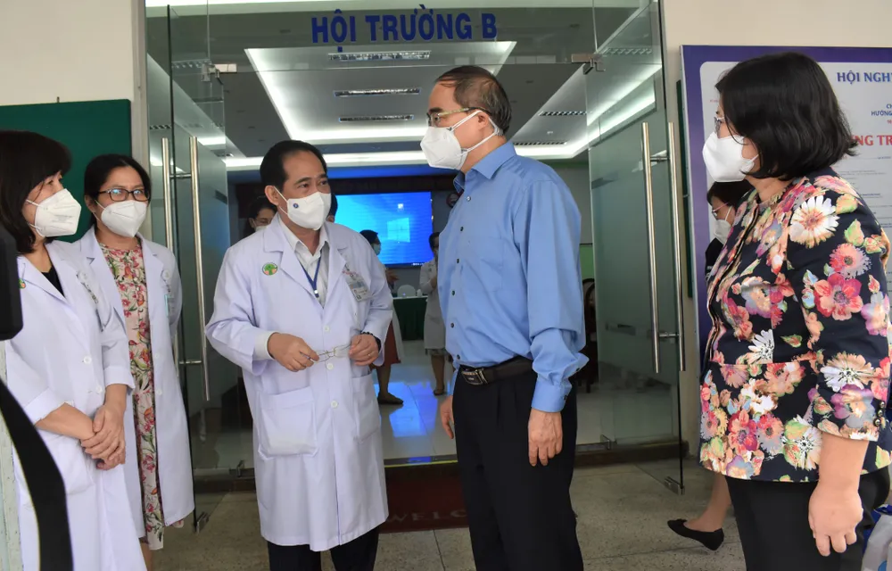 Đoàn đại biểu Quốc hội TPHCM thăm, tặng quà một số bệnh viện điều trị Covid-19 ảnh 4