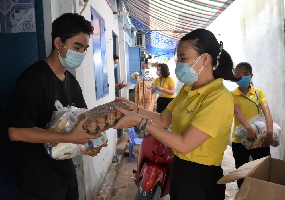 Tặng hàng ngàn phần quà cho người dân, công nhân khó khăn ảnh 1