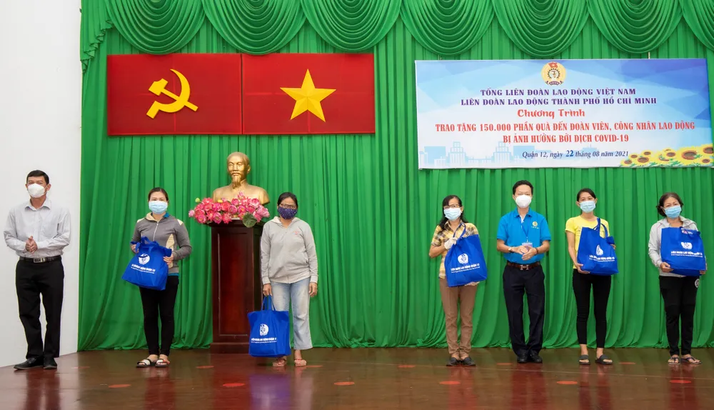 Tặng hàng ngàn phần quà cho người dân, công nhân khó khăn ảnh 2