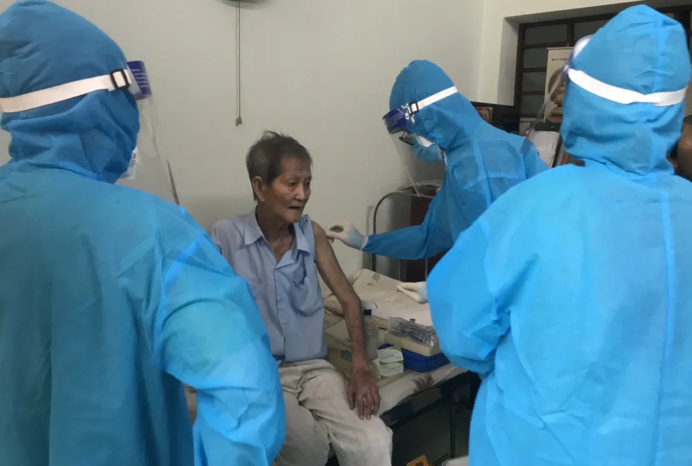 Nhiều quận, huyện tại TPHCM chờ vaccine để tiêm mũi 2 cho người dân ảnh 1