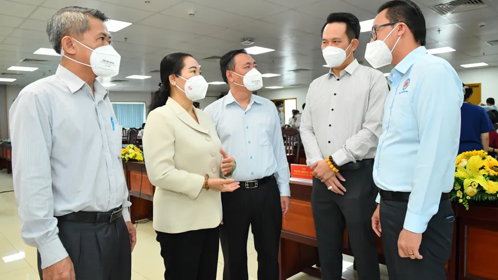 HĐND TPHCM trao 376 túi thuốc hỗ trợ gia đình ảnh 4