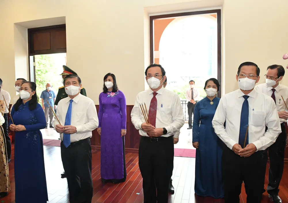 Lãnh đạo TPHCM dâng hương, dâng hoa Chủ tịch Hồ Chí Minh ảnh 2