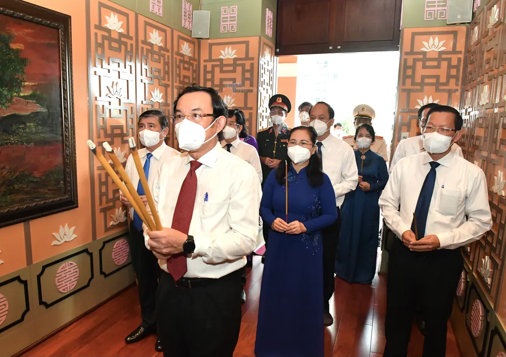 Lãnh đạo TPHCM dâng hương, dâng hoa Chủ tịch Hồ Chí Minh ảnh 5