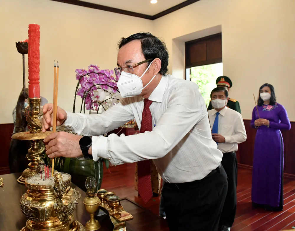Lãnh đạo TPHCM dâng hương, dâng hoa Chủ tịch Hồ Chí Minh ảnh 3