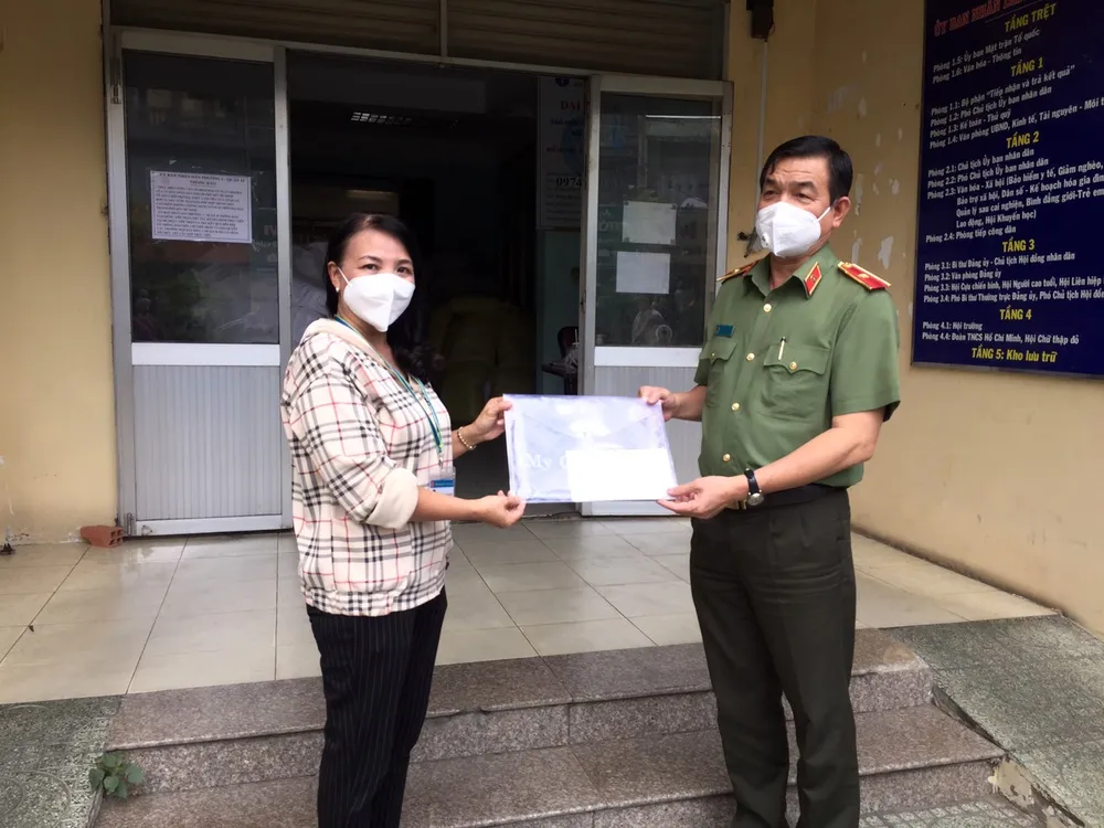 Lãnh đạo TPHCM thăm, động viên các “pháo đài” chống dịch ảnh 5