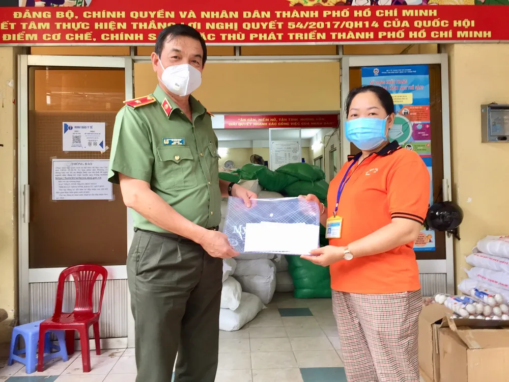 Lãnh đạo TPHCM thăm, động viên các “pháo đài” chống dịch ảnh 4