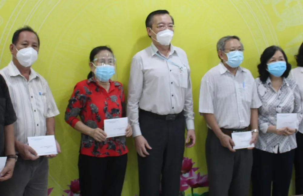 Lãnh đạo TPHCM thăm, động viên các “pháo đài” chống dịch ảnh 7