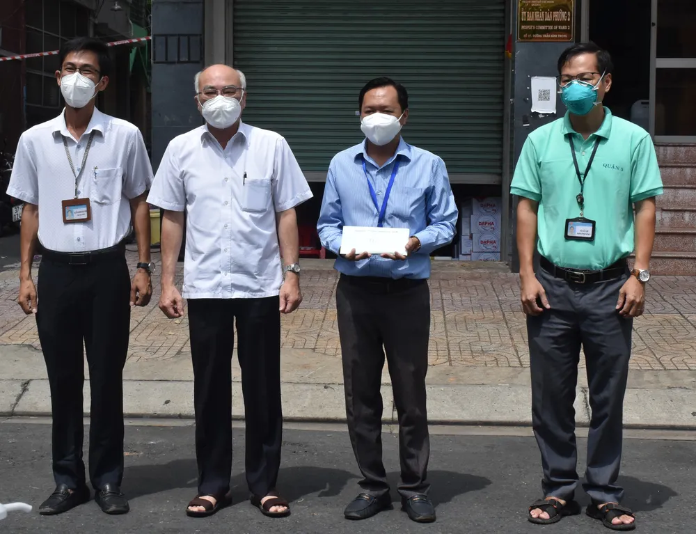 Lãnh đạo TPHCM thăm, động viên các “pháo đài” chống dịch ảnh 2