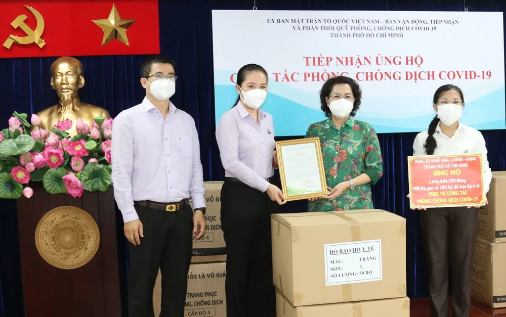 TPHCM tiếp nhận hơn 10.000 bộ đồ bảo hộ y tế ảnh 1