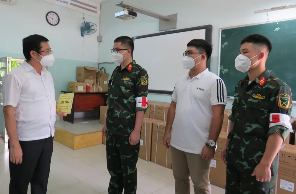 Đồng chí Dương Ngọc Hải thăm, tặng quà các trạm y tế lưu động ảnh 1