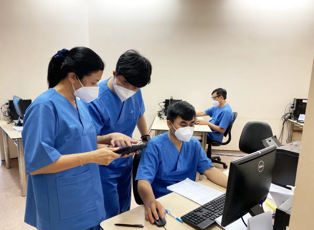 Phó Bí thư Thành ủy TPHCM Nguyễn Hồ Hải thăm lực lượng y bác sĩ tuyến đầu chống dịch  ảnh 2