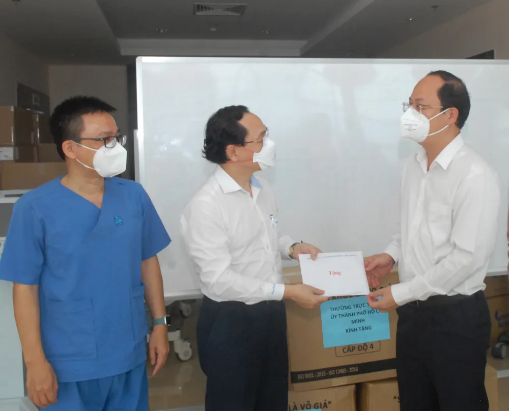 Phó Bí thư Thành ủy TPHCM Nguyễn Hồ Hải thăm lực lượng y bác sĩ tuyến đầu chống dịch  ảnh 3