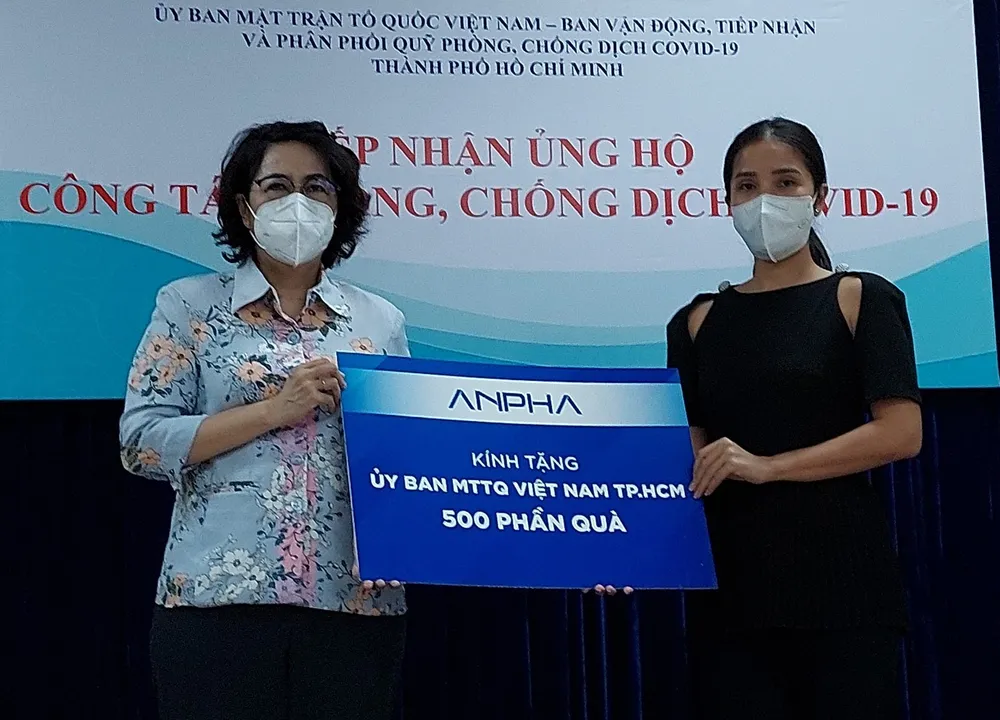 TPHCM tiếp nhận nhu yếu phẩm, vật tư, trang thiết bị y tế chống dịch Covid-19 ảnh 2