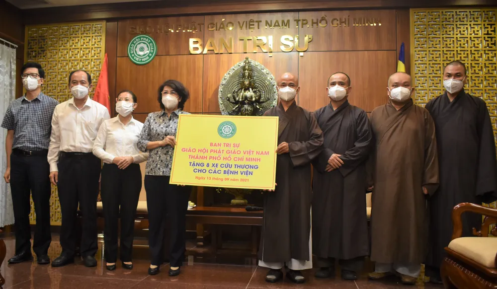Trao tặng 10 xe cứu thương trị giá hơn 10 tỷ đồng ảnh 2