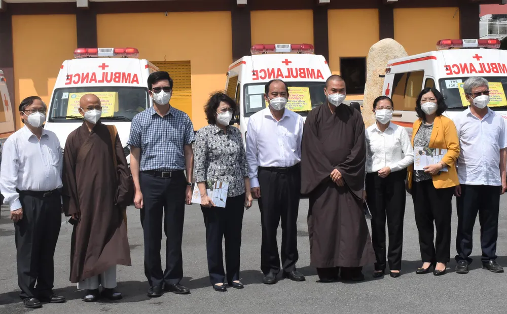 Trao tặng 10 xe cứu thương trị giá hơn 10 tỷ đồng ảnh 1
