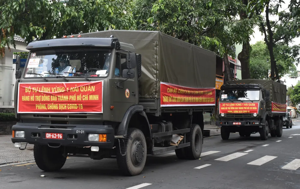 Bộ Tư lệnh Vùng 1 Hải Quân trao tặng TPHCM 10 tấn gạo ảnh 1