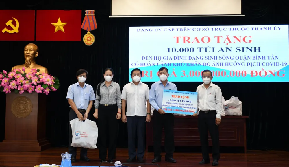 Thăm, tặng quà đồng bào dân tộc gặp khó khăn do dịch Covid-19 ảnh 2