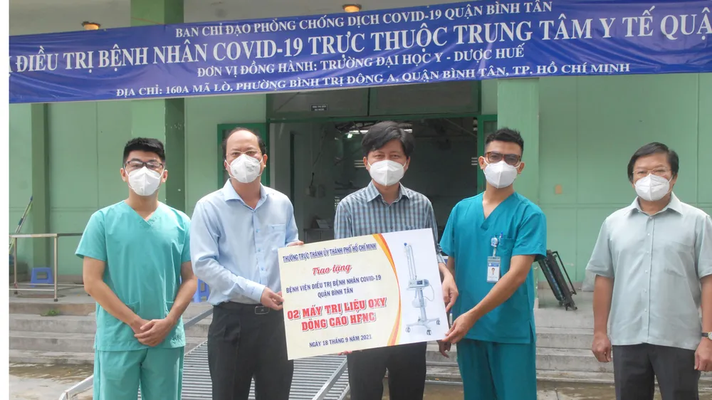 Phó Bí thư Thành ủy TPHCM Nguyễn Hồ Hải thăm, tặng trang thiết bị y tế ảnh 2