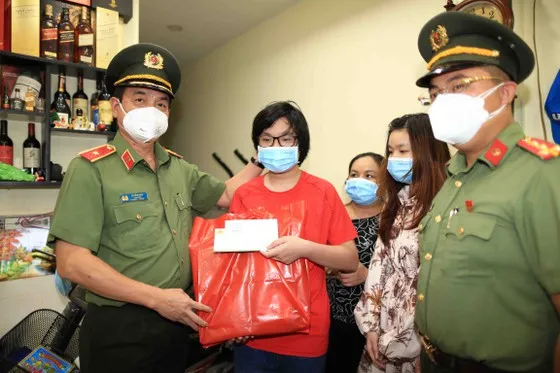 Lãnh đạo TPHCM thăm trẻ em mồ côi có cha, mẹ mất vì Covid-19 ảnh 7