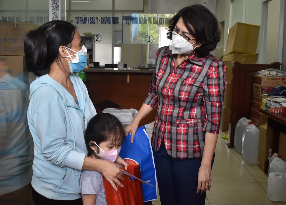 Lãnh đạo TPHCM thăm trẻ em mồ côi có cha, mẹ mất vì Covid-19 ảnh 3