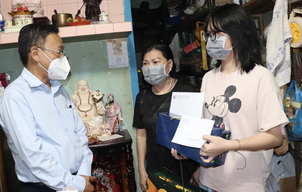 Lãnh đạo TPHCM thăm trẻ em mồ côi có cha, mẹ mất vì Covid-19 ảnh 5