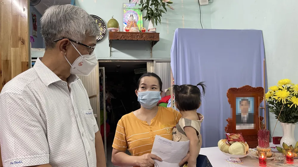 Lãnh đạo TPHCM thăm, trao quà Trung thu cho trẻ mồ côi vì Covid-19 ảnh 10