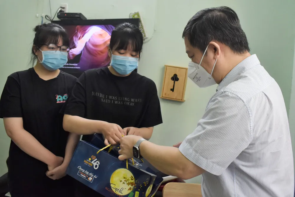 Lãnh đạo TPHCM thăm, trao quà Trung thu cho trẻ mồ côi vì Covid-19 ảnh 2