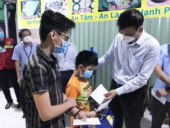 Lãnh đạo TPHCM thăm, trao quà Trung thu cho trẻ mồ côi vì Covid-19 ảnh 14