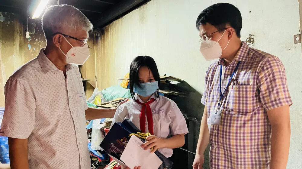 Lãnh đạo TPHCM thăm, trao quà Trung thu cho trẻ mồ côi vì Covid-19 ảnh 9