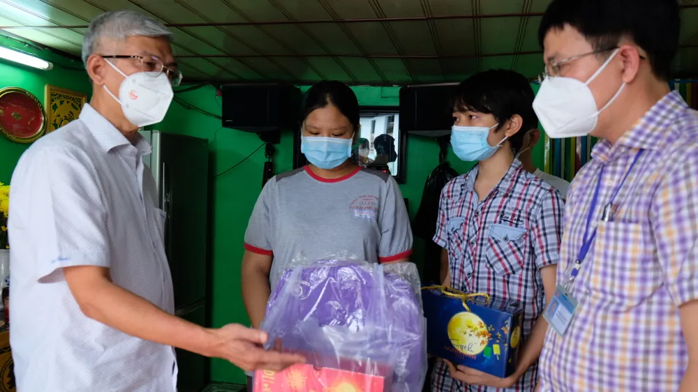 Lãnh đạo TPHCM thăm, trao quà Trung thu cho trẻ mồ côi vì Covid-19 ảnh 11