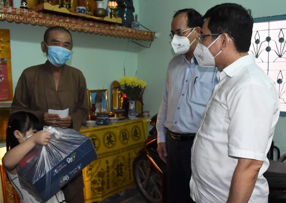 Lãnh đạo TPHCM thăm, trao quà Trung thu cho trẻ mồ côi vì Covid-19 ảnh 12