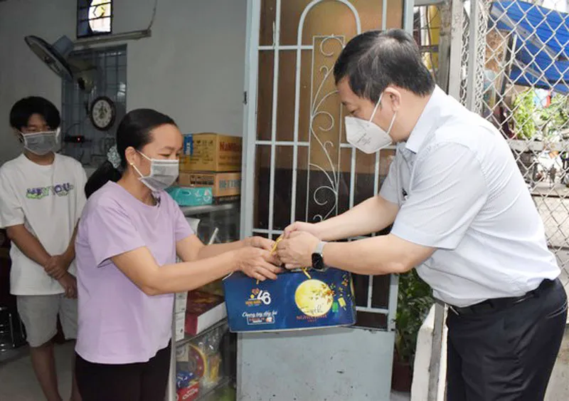Lãnh đạo TPHCM thăm, trao quà Trung thu cho trẻ mồ côi vì Covid-19 ảnh 1