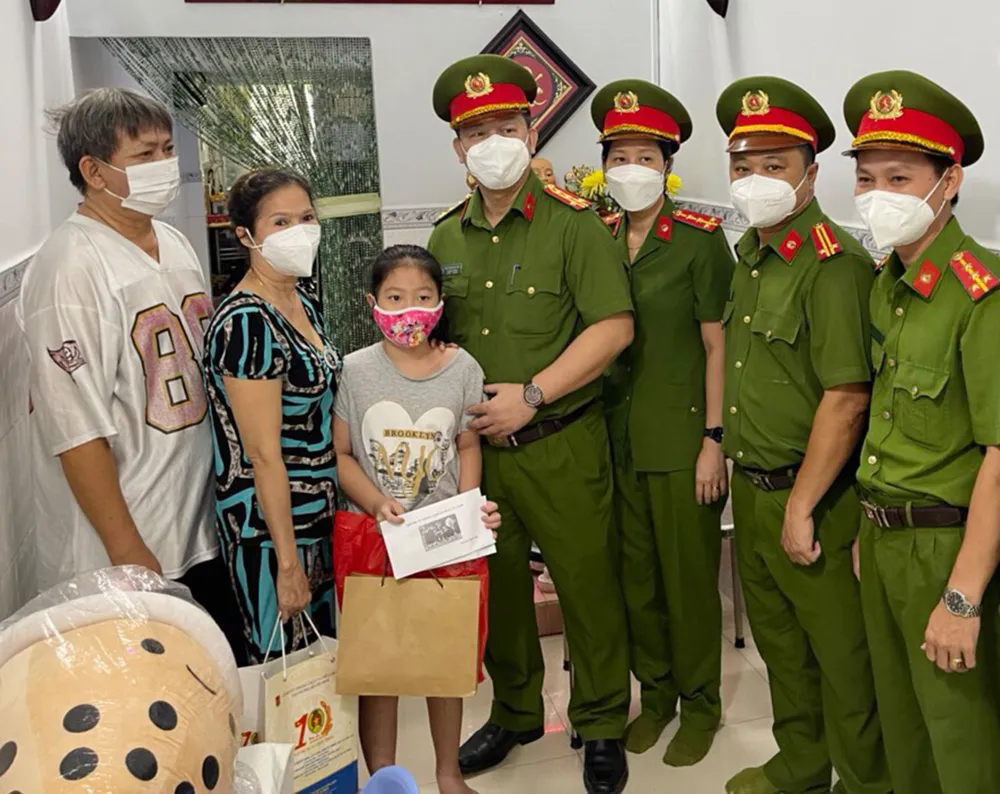 Lãnh đạo TPHCM thăm, trao quà Trung thu cho trẻ mồ côi vì Covid-19 ảnh 7