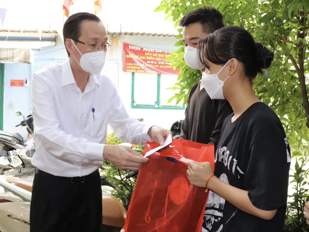 Lãnh đạo TPHCM thăm, trao quà Trung thu cho trẻ mồ côi vì Covid-19 ảnh 3