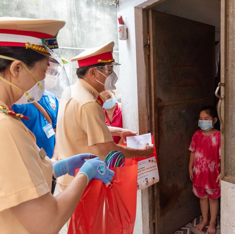 Lãnh đạo TPHCM thăm, trao quà Trung thu cho trẻ mồ côi vì Covid-19 ảnh 8