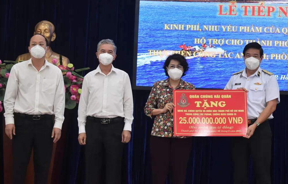 TPHCM tiếp nhận 25 tỷ đồng và 135 tấn gạo ủng hộ phòng chống dịch  ảnh 1