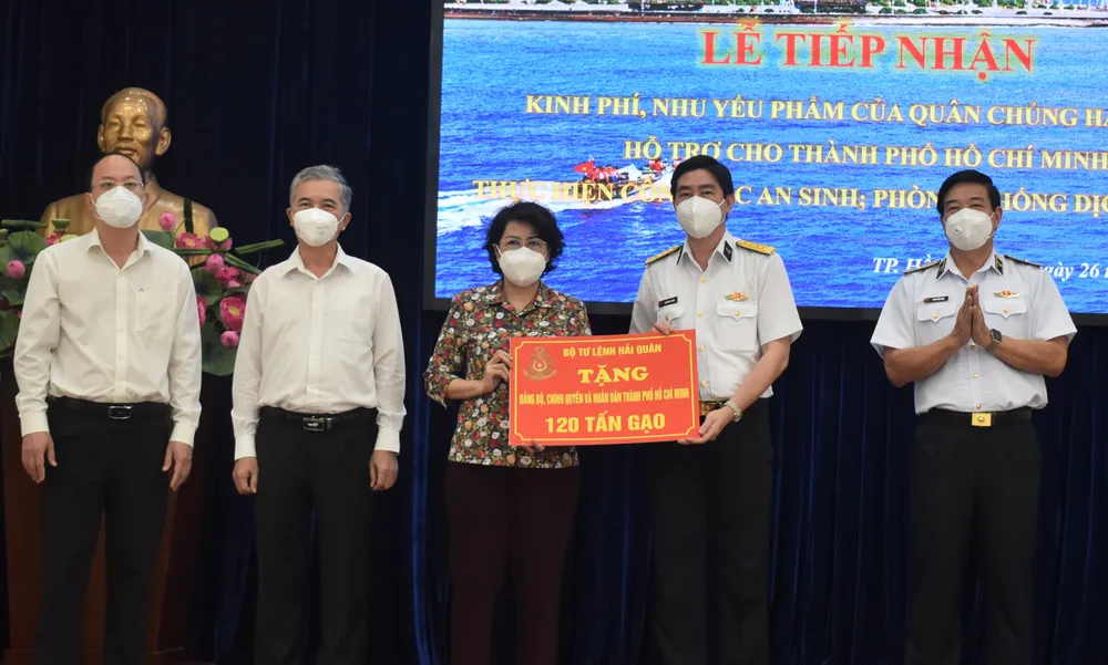 TPHCM tiếp nhận 25 tỷ đồng và 135 tấn gạo ủng hộ phòng chống dịch  ảnh 3