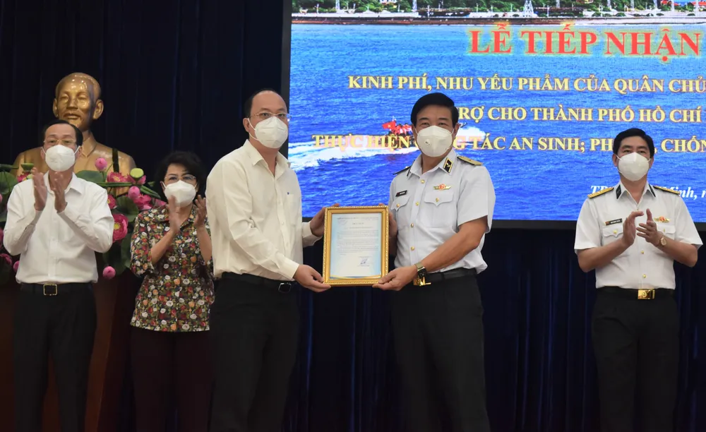 TPHCM tiếp nhận 25 tỷ đồng và 135 tấn gạo ủng hộ phòng chống dịch  ảnh 4