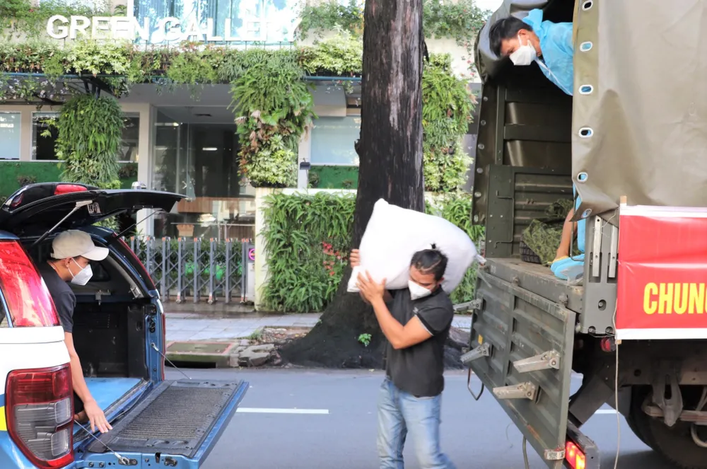 Bộ Tư lệnh Vùng 1 Hải quân hỗ trợ TPHCM thêm 10 tấn gạo ảnh 2