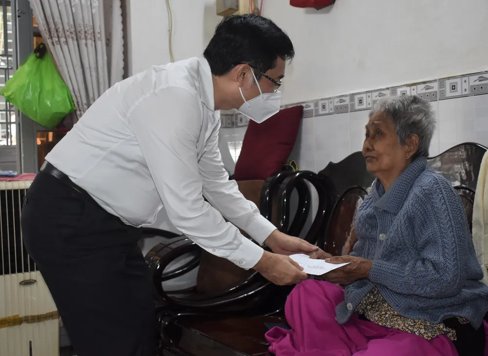 Lãnh đạo TPHCM thăm, tặng quà người cao tuổi ảnh 1