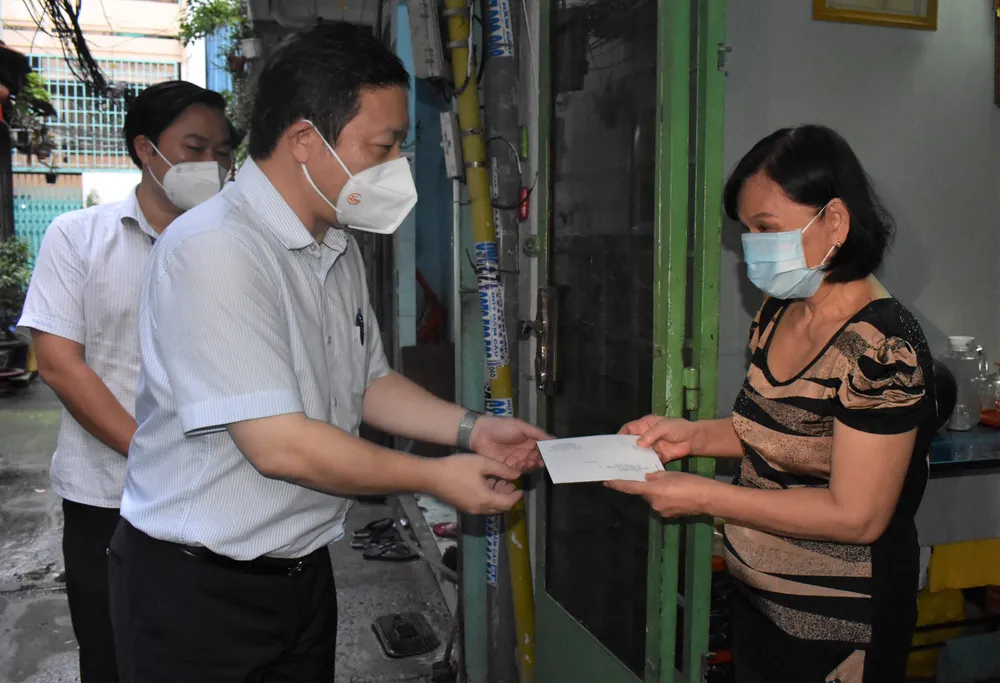 Lãnh đạo TPHCM thăm, tặng quà người cao tuổi ảnh 2