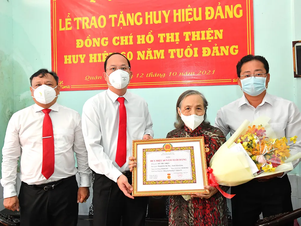 Trao Huy hiệu 60, 70 năm tuổi Đảng cho các đảng viên ảnh 3