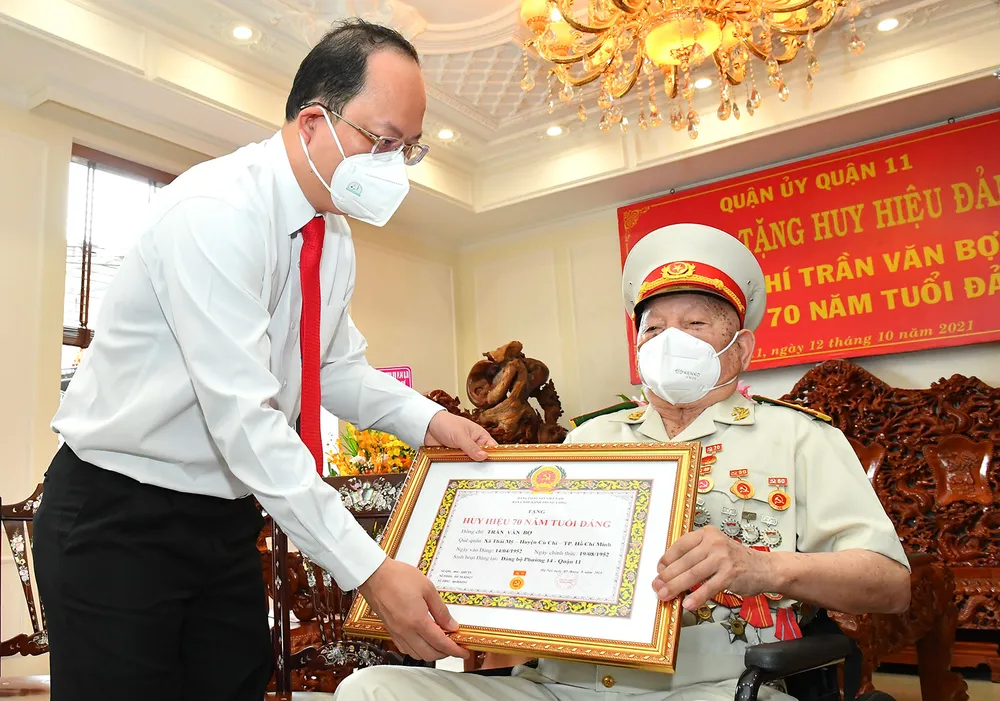 Trao Huy hiệu 60, 70 năm tuổi Đảng cho các đảng viên ảnh 2