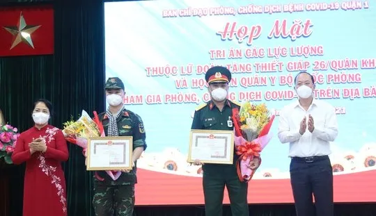 Không thể nào quên hình ảnh cán bộ, chiến sĩ giúp TPHCM chống dịch Covid-19 ảnh 2